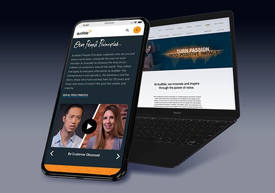 Una computadora portátil y un teléfono que muestran un sitio web.